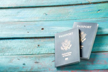 Sıkıntılı bir mavi zemin üzerine Amerikan pasaportu