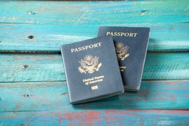 Sıkıntılı bir mavi zemin üzerine Amerikan pasaportu
