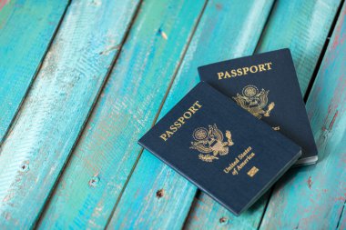 Sıkıntılı bir mavi zemin üzerine Amerikan pasaportu