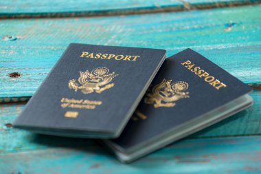 Sıkıntılı bir mavi zemin üzerine Amerikan pasaportu
