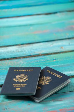 Sıkıntılı bir mavi zemin üzerine Amerikan pasaportu