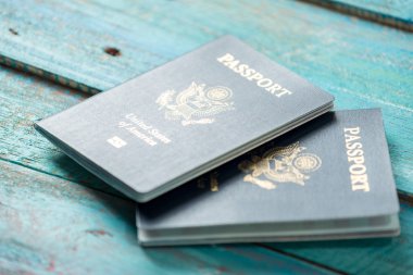 Sıkıntılı bir mavi zemin üzerine Amerikan pasaportu