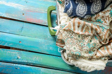 sıkıntılı bir mavi arka plan tam bavula