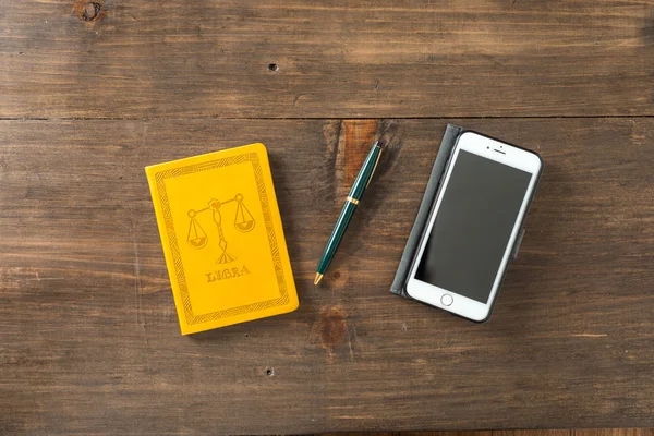 Configuração de mesa de escritório profissional jovem — Fotografia de Stock