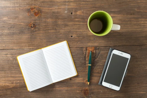 Configuração de mesa de escritório profissional jovem — Fotografia de Stock