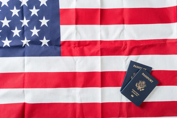 Bandeira americana com passaportes americanos — Fotografia de Stock