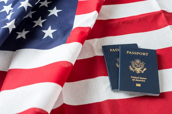 Amerykańską flagę z amerykański paszport — Zdjęcie stockowe
