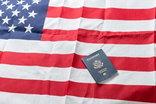 Bandeira americana com passaportes americanos — Fotografia de Stock