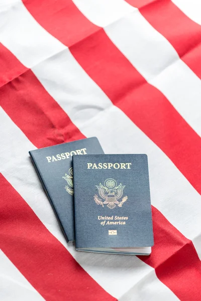 Drapeau américain avec passeports américains — Photo
