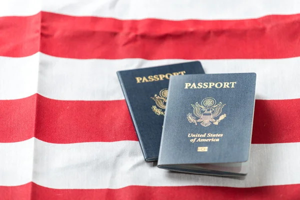 Amerikan pasaportu ile Amerikan bayrağı — Stok fotoğraf