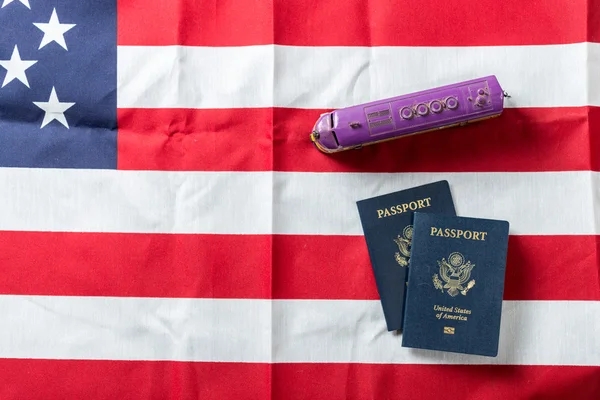 Amerikan pasaportu ile Amerikan bayrağı — Stok fotoğraf