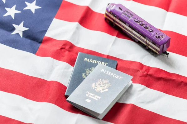 持美国护照的美国国旗 — 图库照片