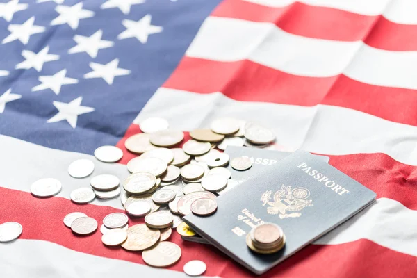Americká vlajka s americkou pasy a mezinárodní měnu — Stock fotografie