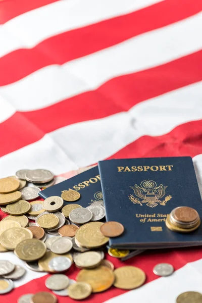 Americká vlajka s americkou pasy a mezinárodní měnu — Stock fotografie