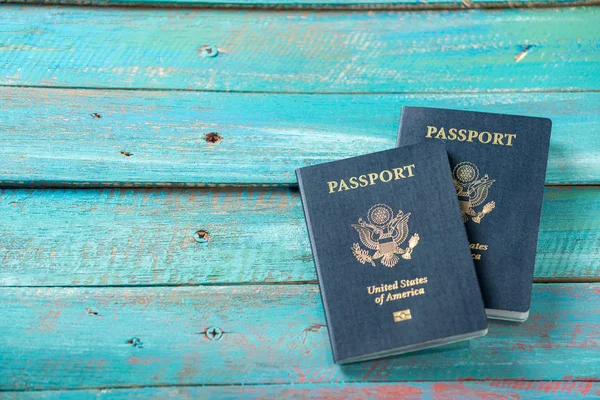 고민 파란색 배경에 미국 여권 — 스톡 사진