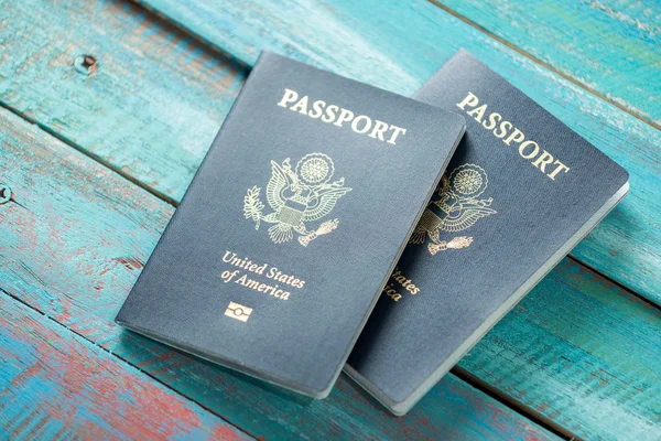 Passeports américains sur fond bleu tourmenté — Photo