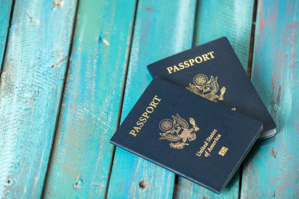 Passeports américains sur fond bleu tourmenté — Photo