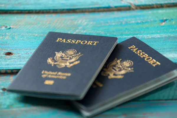 Amerikai útlevél, bajba jutott kék háttérrel — Stock Fotó