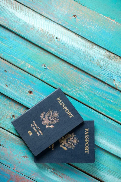 Passeports américains sur fond bleu tourmenté — Photo