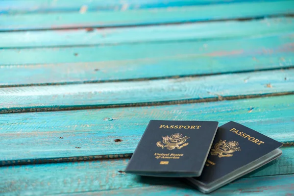 고민 파란색 배경에 미국 여권 — 스톡 사진