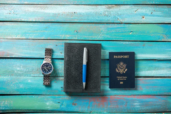 Sıkıntılı bir mavi zemin üzerine Amerikan pasaportu — Stok fotoğraf