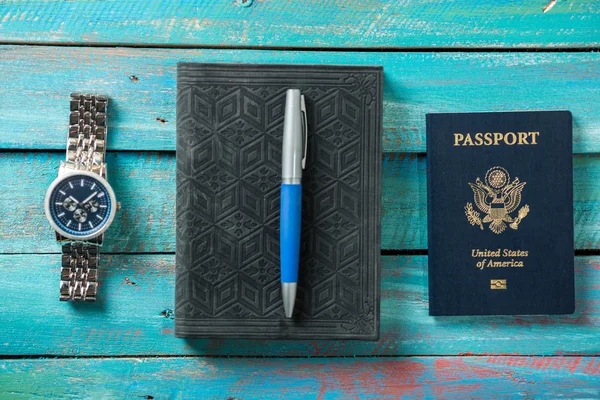 Sıkıntılı bir mavi zemin üzerine Amerikan pasaportu — Stok fotoğraf