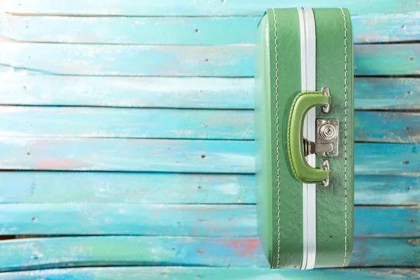 sıkıntılı bir mavi arka plan tam bavula