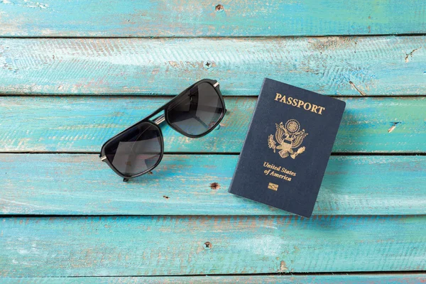 Αμερικανικό διαβατήριο και γυαλιά ηλίου — Φωτογραφία Αρχείου