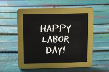 İşçi Bayramı tebeşir işareti üzerinde ahşap arka plan