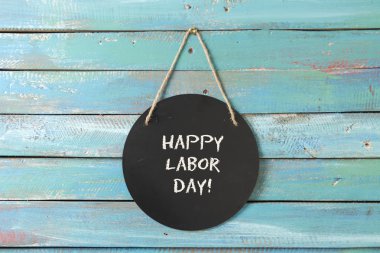 İşçi Bayramı tebeşir işareti üzerinde ahşap arka plan