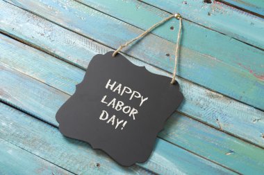 İşçi Bayramı tebeşir işareti üzerinde ahşap arka plan