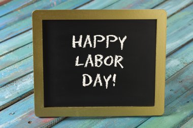 İşçi Bayramı tebeşir işareti üzerinde ahşap arka plan