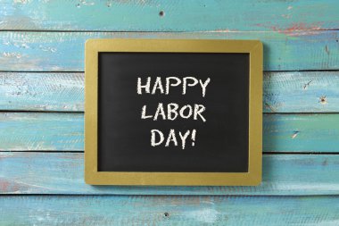 İşçi Bayramı tebeşir işareti üzerinde ahşap arka plan