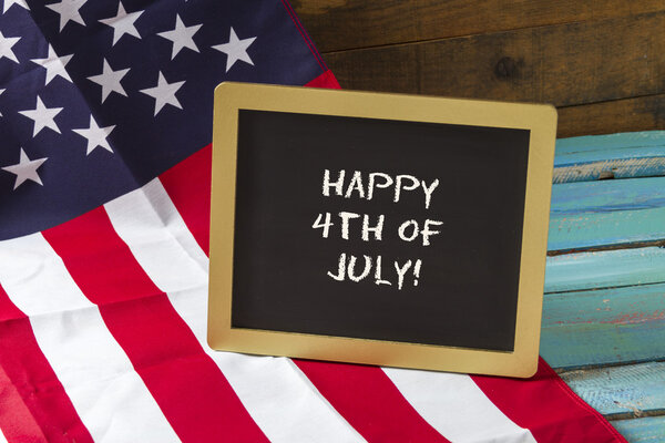 Знак Дня независимости на деревянном фоне
