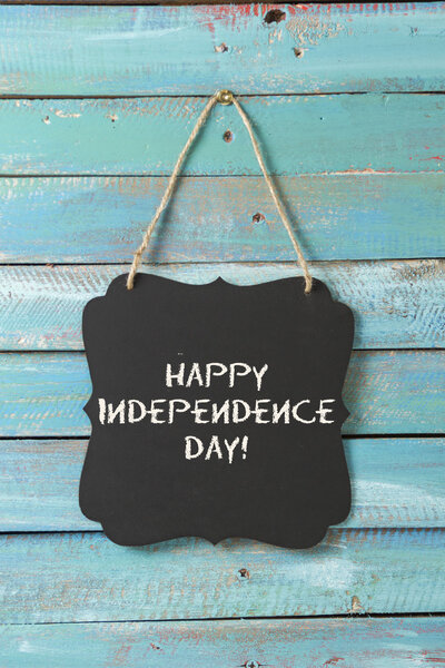 Знак Дня независимости на деревянном фоне
