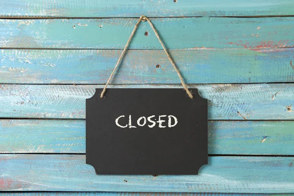 Closed sign on blue background — Stock Photo, Image