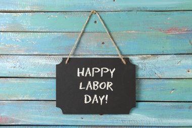 İşçi Bayramı tebeşir işareti üzerinde ahşap arka plan