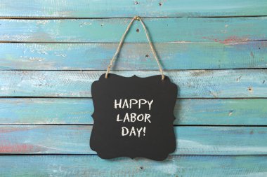 İşçi Bayramı tebeşir işareti üzerinde ahşap arka plan