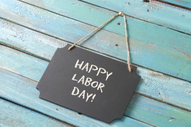 İşçi Bayramı tebeşir işareti üzerinde ahşap arka plan