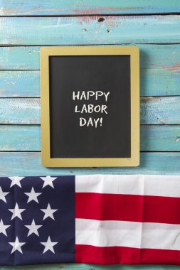 İşçi Bayramı tebeşir işareti üzerinde ahşap arka plan