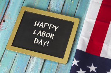 İşçi Bayramı tebeşir işareti mavi ahşap arka plan üzerinde