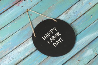 İşçi Bayramı tebeşir işareti üzerinde ahşap arka plan