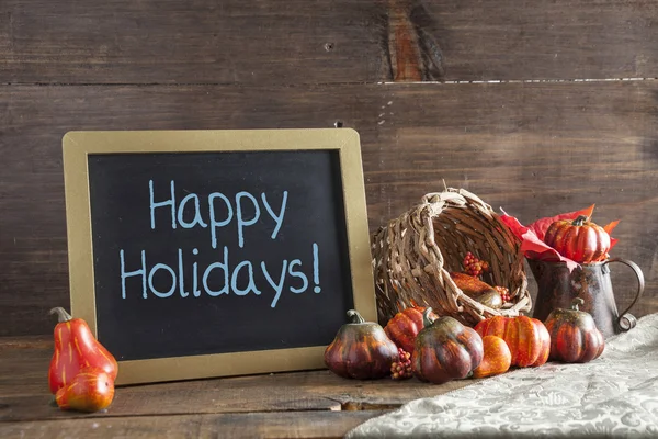 Felices fiestas escritas en tiza azul sobre pizarra negra Backgro — Foto de Stock