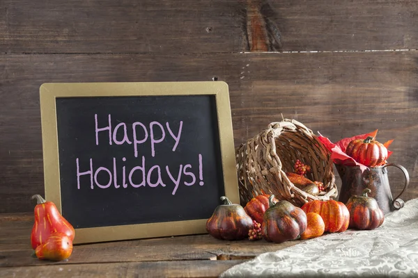 Happy Holidays geschreven In paarse krijt op zwarte bord Backg — Stockfoto