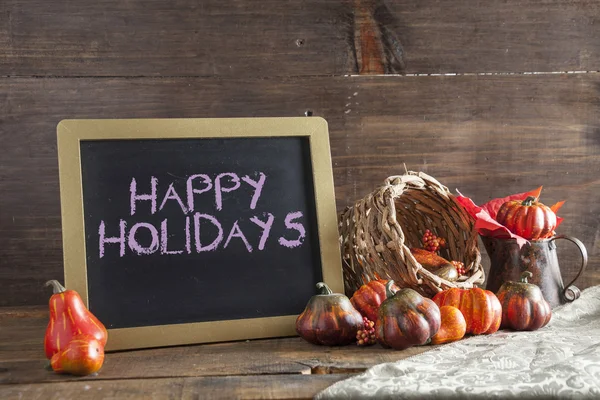 Felices fiestas escritas en tiza púrpura sobre pizarra negra Backg — Foto de Stock