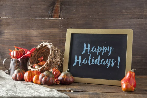 Felices fiestas escritas en tiza azul sobre pizarra negra Backgro — Foto de Stock