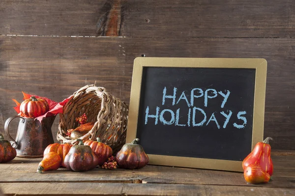 Felices fiestas escritas en tiza azul sobre pizarra negra Backgro — Foto de Stock