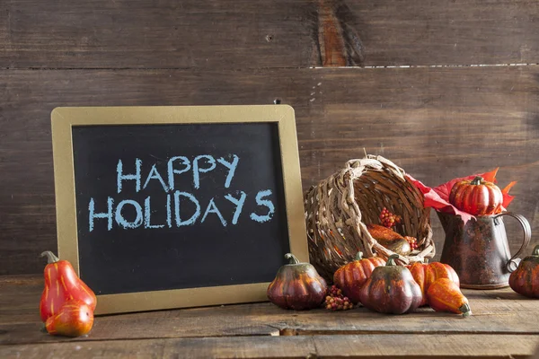 Mutlu tatiller mavi tebeşir Siyah Kara tahta Backgro yazılmış — Stok fotoğraf