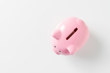 Beyaz arkaplanda domuz kumbarası