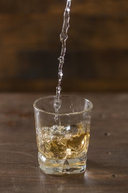 Bardakta viski.